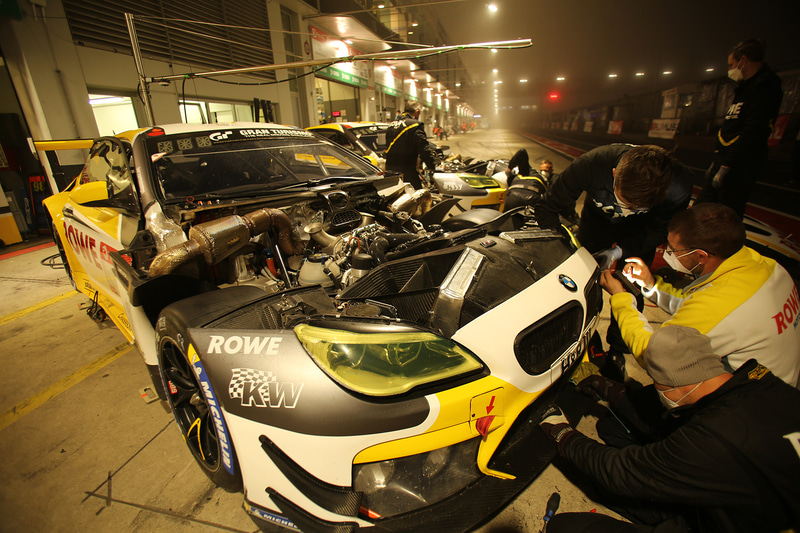 夜の22時前に赤旗が出てレースが中断したピットまわり