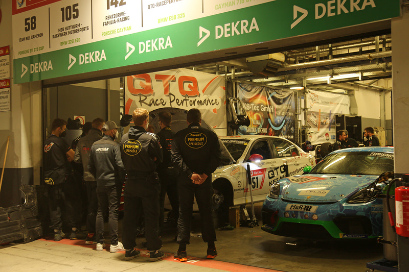 夜の22時前に赤旗が出てレースが中断したピットまわり