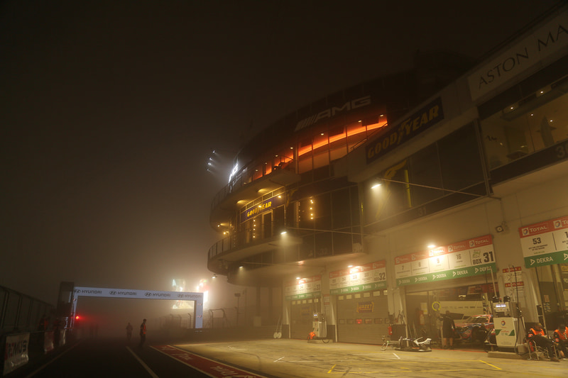 夜の22時前に赤旗が出てレースが中断したピットまわり