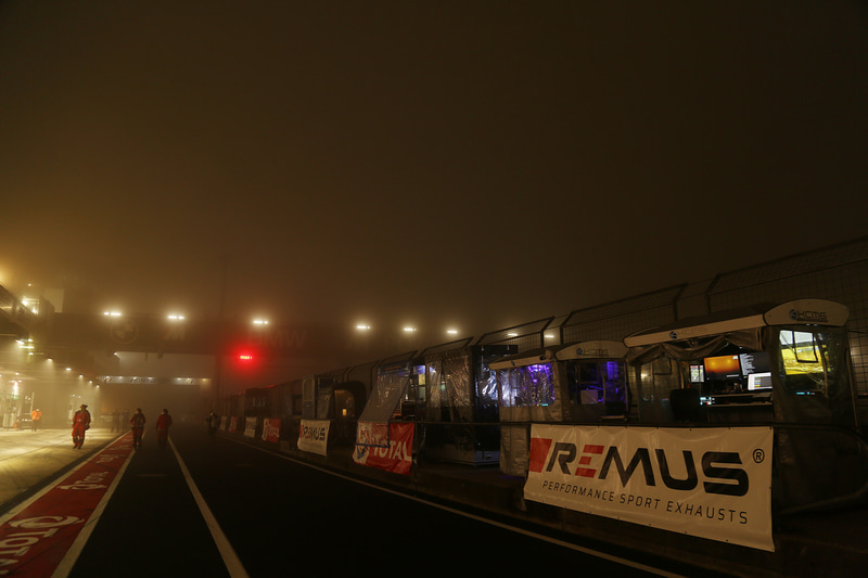 夜の22時前に赤旗が出てレースが中断したピットまわり