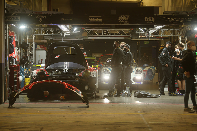 夜の22時前に赤旗が出てレースが中断したピットまわり