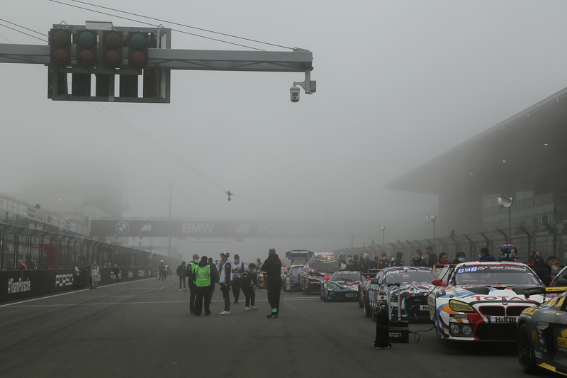 6日の朝10時過ぎからグリッドに並び始めるマシン