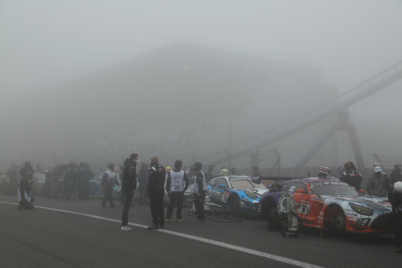 6日の朝10時過ぎからグリッドに並び始めるマシン