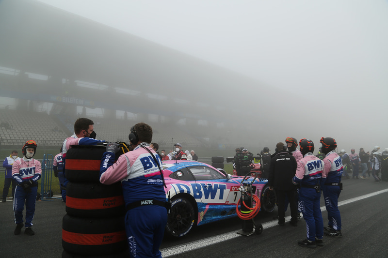 6日の朝10時過ぎからグリッドに並び始めるマシン