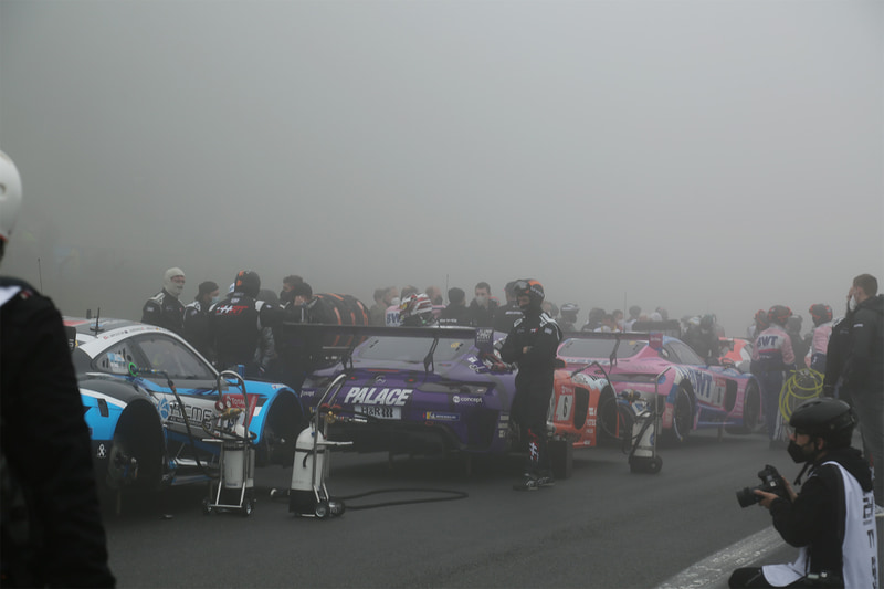 6日の朝10時過ぎからグリッドに並び始めるマシン