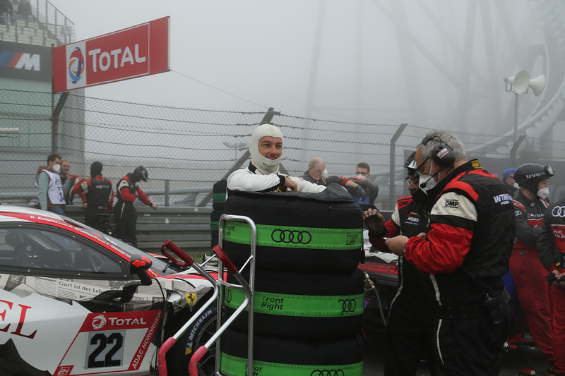 6日の朝10時過ぎからグリッドに並び始めるマシン