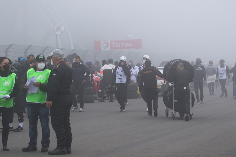 6日の朝10時過ぎからグリッドに並び始めるマシン