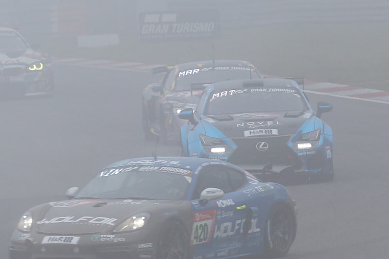 濃霧の中際スタートする各マシン、先頭はフィリップ・エングの ROWE RACINGのBMW M6 GT3