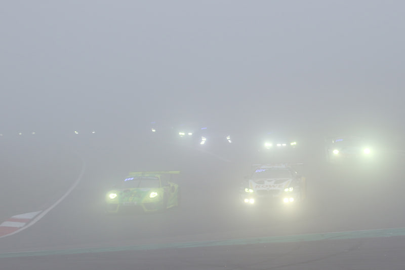 濃霧の中際スタートする各マシン、先頭はフィリップ・エングの ROWE RACINGのBMW M6 GT3