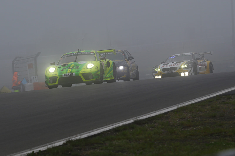 濃霧の中際スタートする各マシン、先頭はフィリップ・エングの ROWE RACINGのBMW M6 GT3