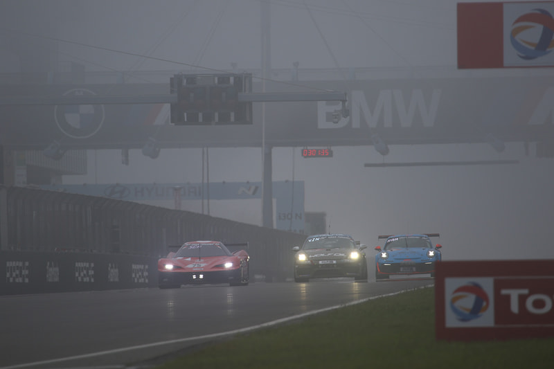 濃霧の中際スタートする各マシン、先頭はフィリップ・エングの ROWE RACINGのBMW M6 GT3