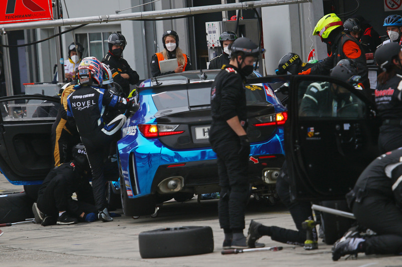 14時前後、スピンしてコースに復帰したマシンを避けようとタイヤバリアにクラッシュしたレクサスRC F（ドライバーはヴァイリヒ・ヴィルヘム選手から朝日ターボ選手に交代）