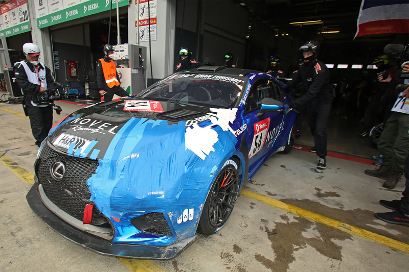 14時前後、スピンしてコースに復帰したマシンを避けようとタイヤバリアにクラッシュしたレクサスRC F（ドライバーはヴァイリヒ・ヴィルヘム選手から朝日ターボ選手に交代）