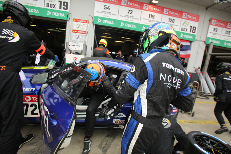 東徹次郎に交代するゼッケン72番のトヨタ スープラ