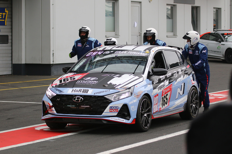 ピットロードでストップしてしまいクルーに押されるマシン