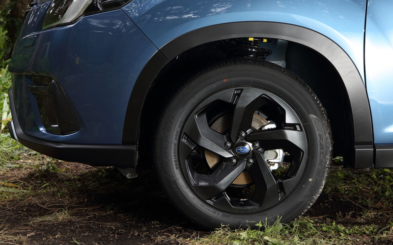 ダークメタリック塗装のSPORT用18インチアルミホールに組み合わせるのは225/55R18サイズのオールシーズンタイヤ