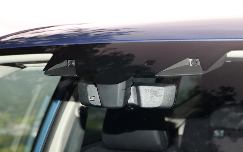 今回の大幅改良で新世代アイサイトを搭載。ステレオカメラの取り付け方式を変更し、レンズ部分に触れられない構造とした