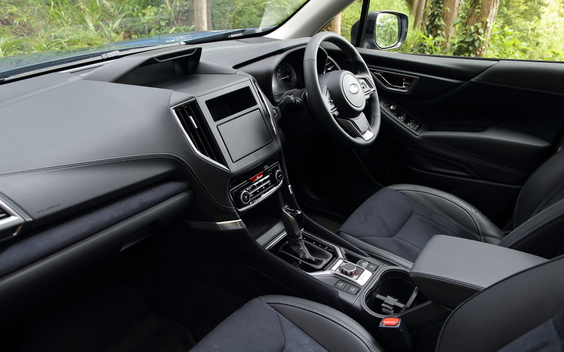 SPORTの内装は従来通りのウルトラスエードと本革を組み合わせ、上質感とスポーティさを併せ持つデザイン