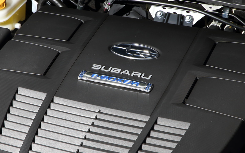 Touring、X-BREAK、Advanceの3グレードに展開され、ラインアップの中心となる「e-BOXER」モデルは最高出力107kW（145PS）/6000rpm、最大トルク188Nm（19.2kgfm）/4000rpmを発生する水平対向4気筒DOHC 2.0リッター直噴エンジンと、最高出力10kW（13.6PS）、最大トルク65Nm（6.6kgfm）を発生するモーターを組み合わせる。トランスミッションはCVTのリニアトロニック。WLTCモード燃費は14.0km/L