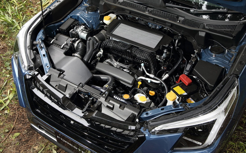 SPORTはラインアップの中で唯一となる水平対向4気筒DOHC 1.8リッター直噴ターボエンジン搭載の“DIT”モデル。エンジンは最高出力130kW（177PS）/5200-5600rpm、最大トルク300Nm（30.6kgfm）/1600-3600rpmを発生し、トランスミッションにはCVTのリニアトロニックを組み合わせる。WLTCモード燃費は13.6km/L