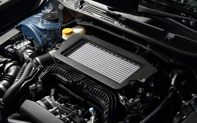 SPORTはラインアップの中で唯一となる水平対向4気筒DOHC 1.8リッター直噴ターボエンジン搭載の“DIT”モデル。エンジンは最高出力130kW（177PS）/5200-5600rpm、最大トルク300Nm（30.6kgfm）/1600-3600rpmを発生し、トランスミッションにはCVTのリニアトロニックを組み合わせる。WLTCモード燃費は13.6km/L