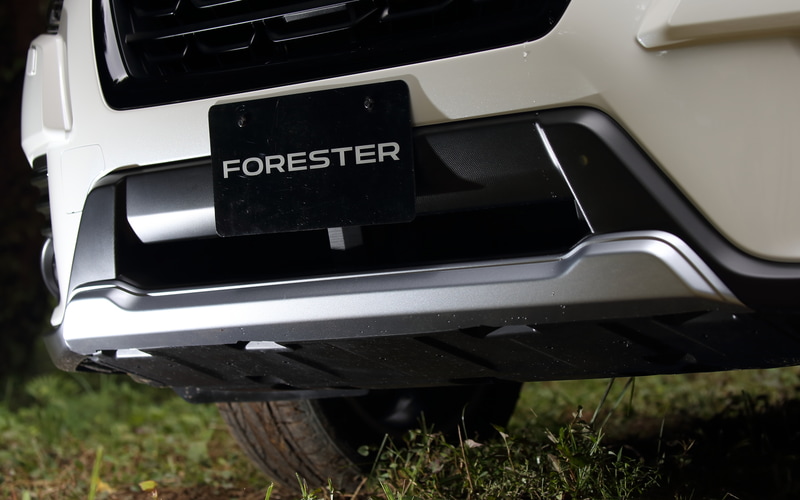 フロント＆リアの樹脂製バンパーガードはシルバー加飾付き