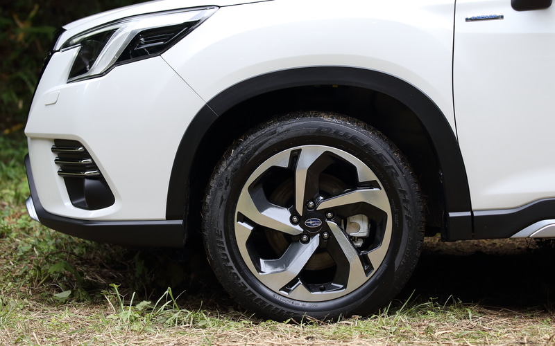 ダークメタリック塗装＋切削光輝のAdvance用18インチアルミホイールに組み合わせるのは225/55R18サイズのサマータイヤ