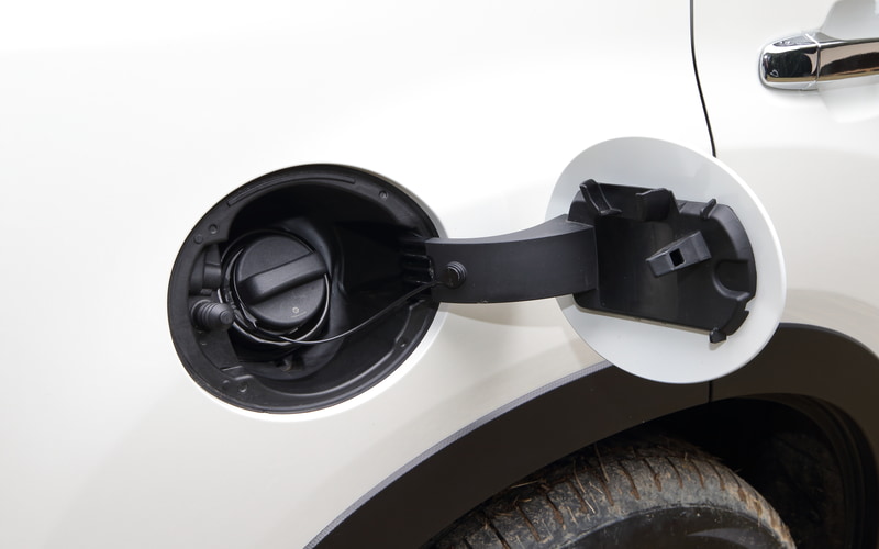 給油口。油種は全車無鉛レギュラーガソリンで、燃料タンク容量はe-BOXERモデルが48L、“DIT”モデルが63L