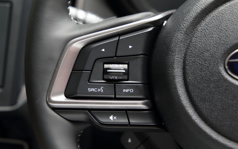 ステアリングの左スポークにはオーディオ関連のスイッチなどを配置