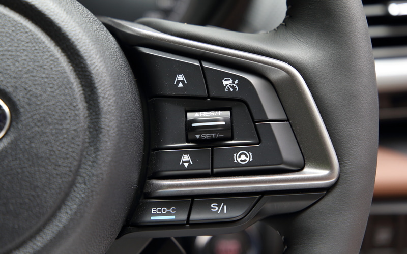 ステアリングの右スポークには運転支援関連のスイッチとSI-DRIVEの切り替えスイッチを配置