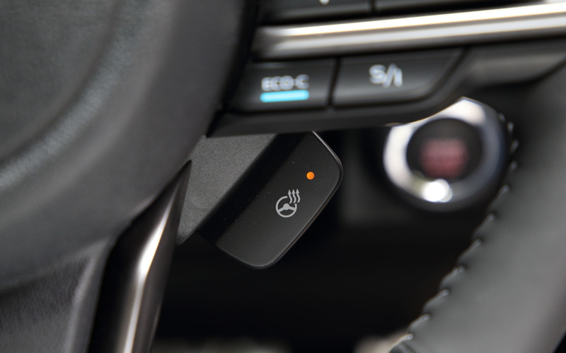 ステアリングヒーターはX-BREAK、Advance、SPORTに標準装備。Touringにオプション設定