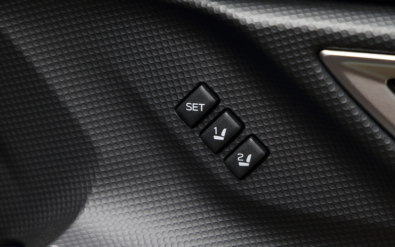 アクセスキー対応運転席シートポジションメモリー機能はAdvance、SPORTに標準、Touring、X-BREAKはオプション設定