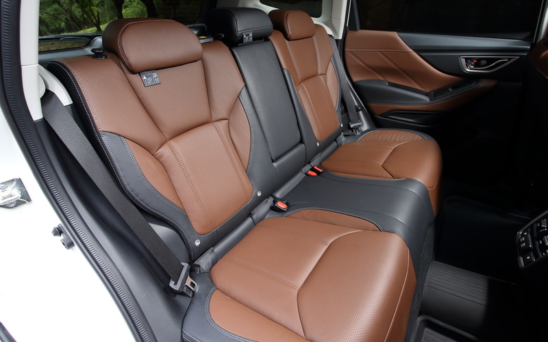 シルバーステッチ入りの本革シート（ナッパレザー）は写真のブラウン以外にブラックを用意