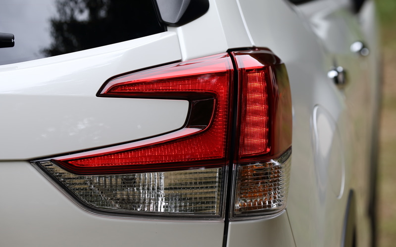 リアコンビネーションランプの点灯パターンとリアフォグランプ