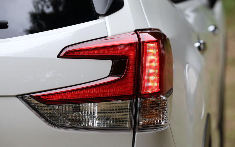 リアコンビネーションランプの点灯パターンとリアフォグランプ