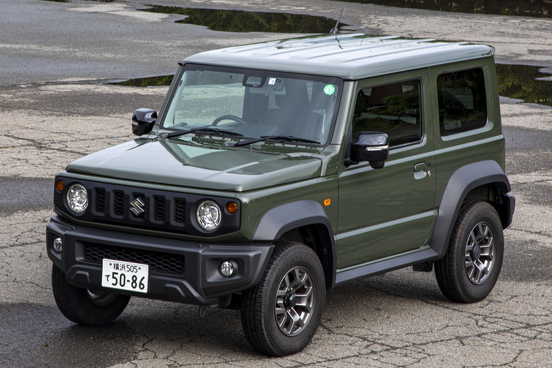 直列4気筒DOHC 1.5リッターエンジンを搭載する「ジムニーシエラ JC」。副変速機付きパートタイム4WDでトランスミッションは5速MTと4速ATがあり、試乗車は4速AT。ボディカラーはジャングルグリーン