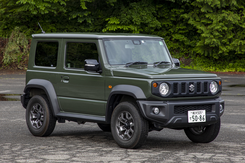 ジムニーシエラ JC。エクステリアで軽自動車のジムニーと大きな違いは幅広の前後バンパーとオーバーフェンダー。ボディサイズは3550×1645×1730mm（全長×全幅×全高）、ホイールベースは2250mm