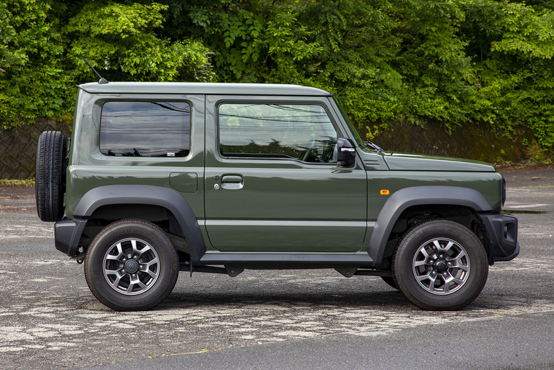 ジムニーシエラ JC。エクステリアで軽自動車のジムニーと大きな違いは幅広の前後バンパーとオーバーフェンダー。ボディサイズは3550×1645×1730mm（全長×全幅×全高）、ホイールベースは2250mm