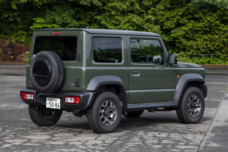 ジムニーシエラ JC。エクステリアで軽自動車のジムニーと大きな違いは幅広の前後バンパーとオーバーフェンダー。ボディサイズは3550×1645×1730mm（全長×全幅×全高）、ホイールベースは2250mm