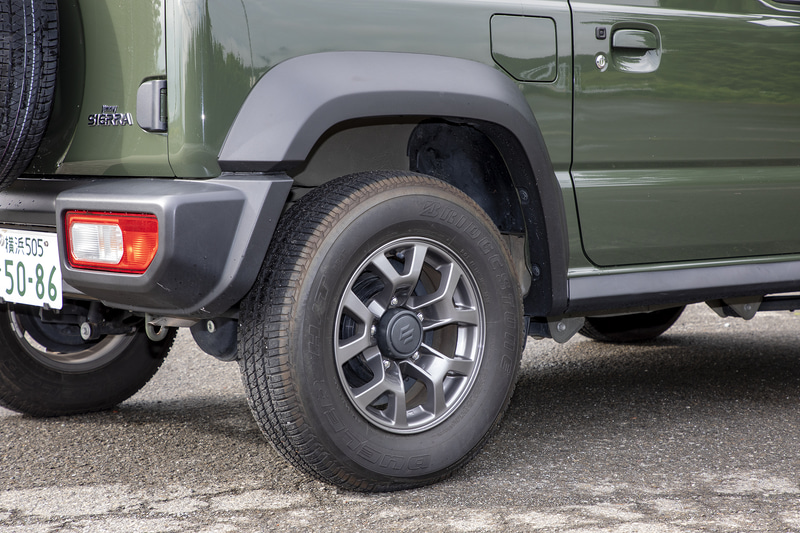 サスペンションは前後とも3リンクリジッドアクスル式コイルスプリング。タイヤサイズは195/80R15。最低地上高は210mm