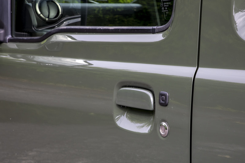 キーレスエントリー付き。リモコンのボタン操作で施錠/解除ができるほか、リモコンキーが各ドアから約80cm以内にある状態でドアのボタンを押すと施錠、解除もできる。いちいちリモコンを出さなくて済むし、夜間のアウトドアフィールドではドアのボタン操作のほうが使いやすいかも