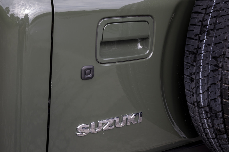 キーレスエントリー付き。リモコンのボタン操作で施錠/解除ができるほか、リモコンキーが各ドアから約80cm以内にある状態でドアのボタンを押すと施錠、解除もできる。いちいちリモコンを出さなくて済むし、夜間のアウトドアフィールドではドアのボタン操作のほうが使いやすいかも