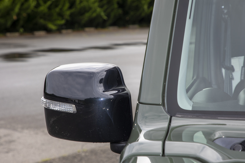 大型で視界のいいミラー。Aピラーが立っていることに加えてミラーの一部が視界のジャマにならないようえぐられた形状になっていた。このおかげで運転席に座ったときに右斜め前方の視界もよかった