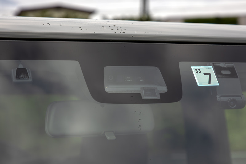 スズキ セーフティサポート装備。レーザーレーダーと単眼カメラがフロントウィンドウの上部に付いている。機能はデュアルセンサーブレーキサポート、誤発進抑制機能、車線逸脱警告、ふらつき警告、先行車発進お知らせ機能、標識認識機能