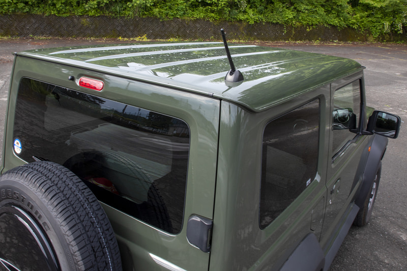 ルーフには可倒式アンテナが付き、ルーフサイドには雨どいがある。アウトドアフィールドでタープを張る場合はここにタープを抑えるアタッチメントを付けられるので、この手のクルマだと雨どいがあるのは便利