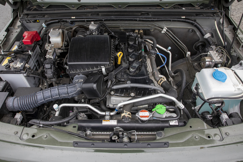 ジムニーシエラは直列4気筒DOHC 1.5リッター「K15B」型エンジンを搭載し、最高出力は75kW（102PS）/6000rpm、最大トルクは130Nm（13.3kgfm）/4000rpmを発生。WLTCモード燃費は15.0km/L