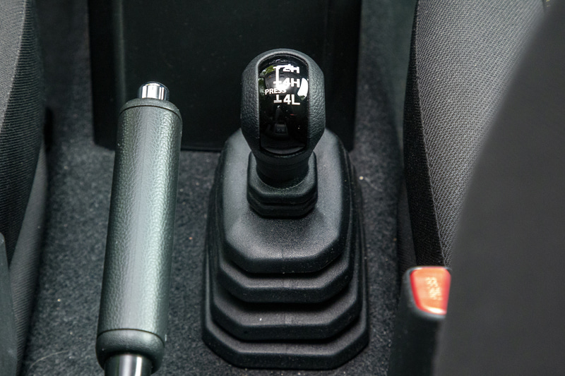 副変速機付きパートタイム4WD。パートタイム4WDの場合、4WD状態では走行フィーリングに独特のクセがあるので舗装路では2WDに手動で切り替えて走行するのが基本。いろいろとオートな機能が当たり前の現代で、こうしたアナログな面はかえって新鮮で楽しいと思った