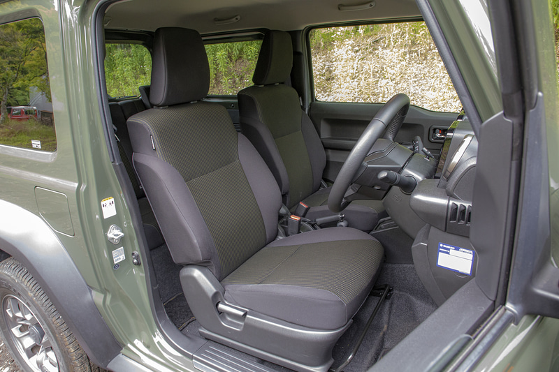 ジムニーシエラ JCのインテリア。シートを含めてシンプルな作りだけど、オフローダーなのでむしろこうでなきゃという印象
