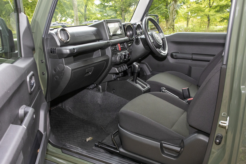 助手席側にはアシストグリップが付く。ドアトリムに加飾や布張りなどないが、そのぶん汚れたらサッと拭ける感じでここも納得