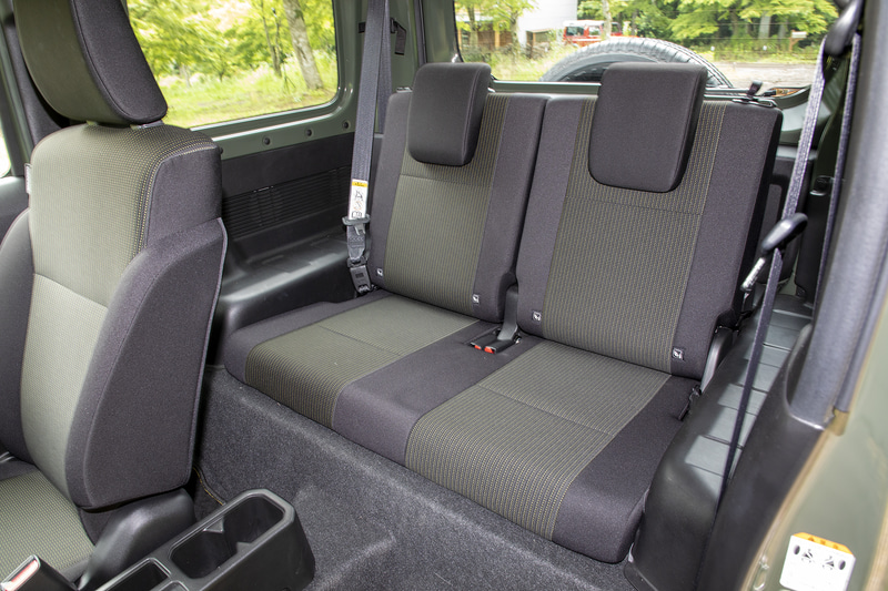 リアシートは足下を含めて広くはないが、背もたれはリクライニングできる。ヘッドレストも上に伸ばすこともできるので乗車姿勢の調整は可能